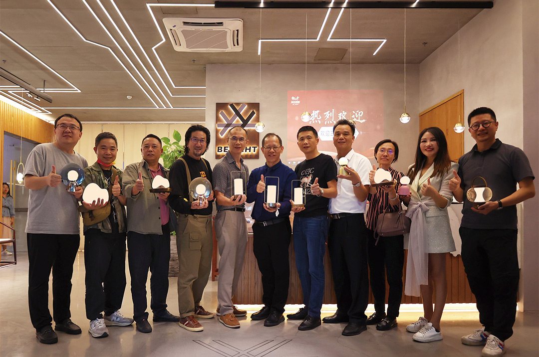 教導(dǎo)同學(xué)會(huì)前來參觀神話照明燈光展廳 